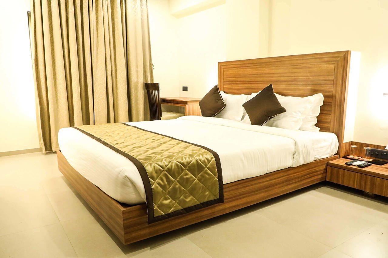 Kyriad Hotel Solapur By Othpl Eksteriør bilde