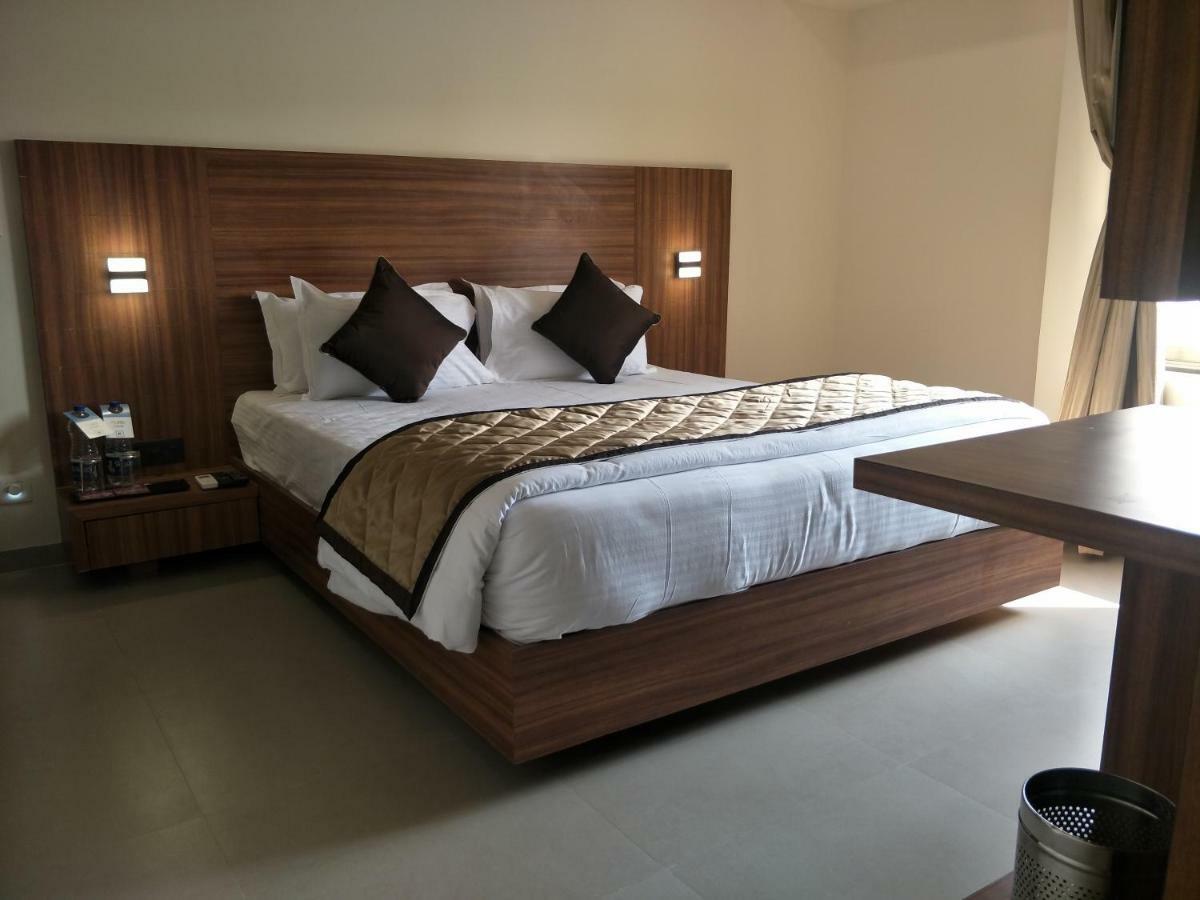 Kyriad Hotel Solapur By Othpl Eksteriør bilde