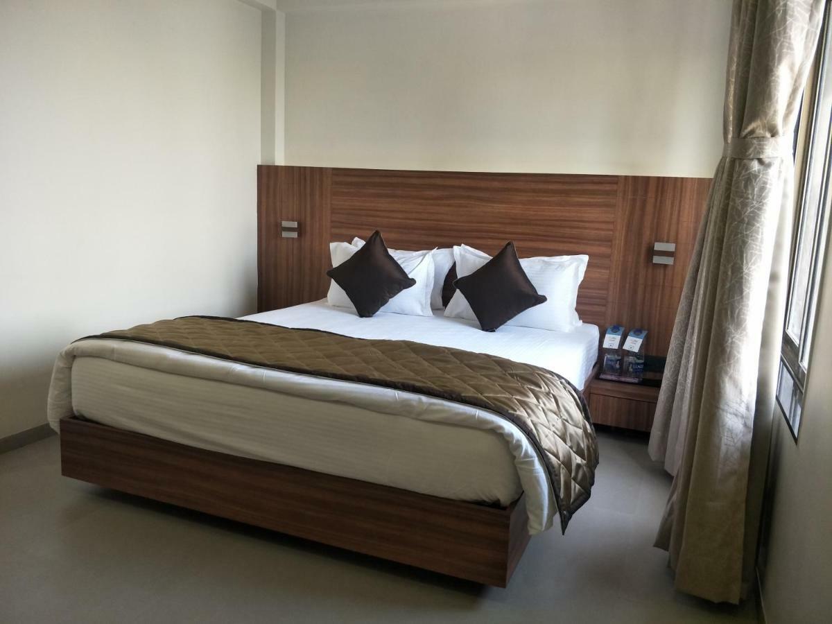 Kyriad Hotel Solapur By Othpl Eksteriør bilde