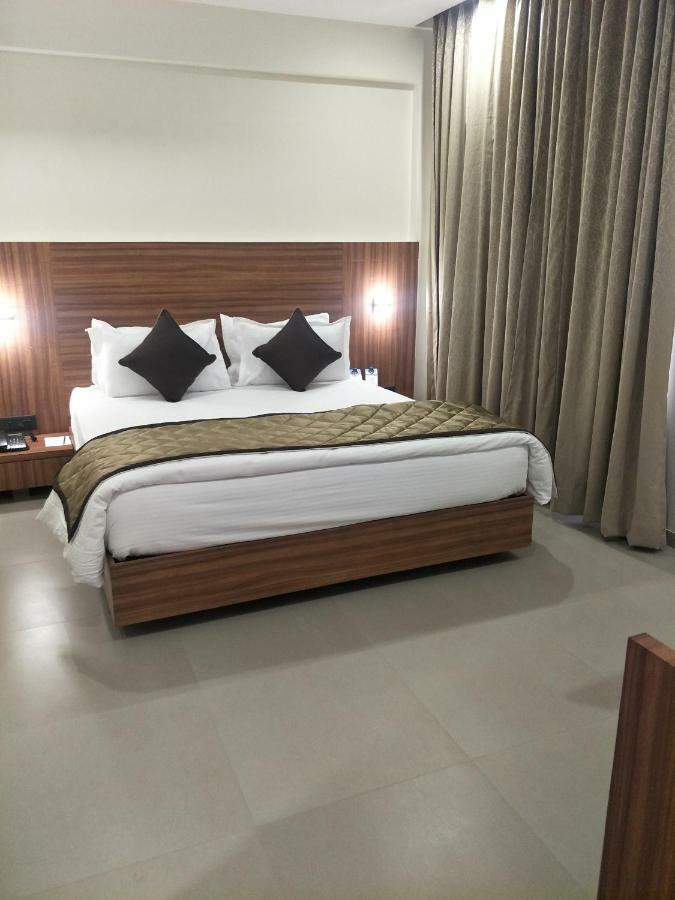 Kyriad Hotel Solapur By Othpl Eksteriør bilde