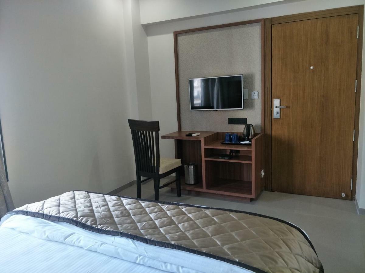 Kyriad Hotel Solapur By Othpl Eksteriør bilde