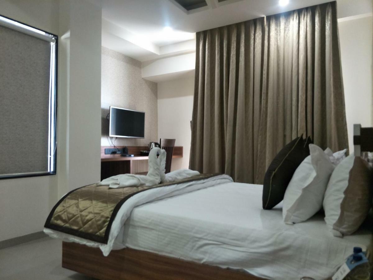 Kyriad Hotel Solapur By Othpl Eksteriør bilde