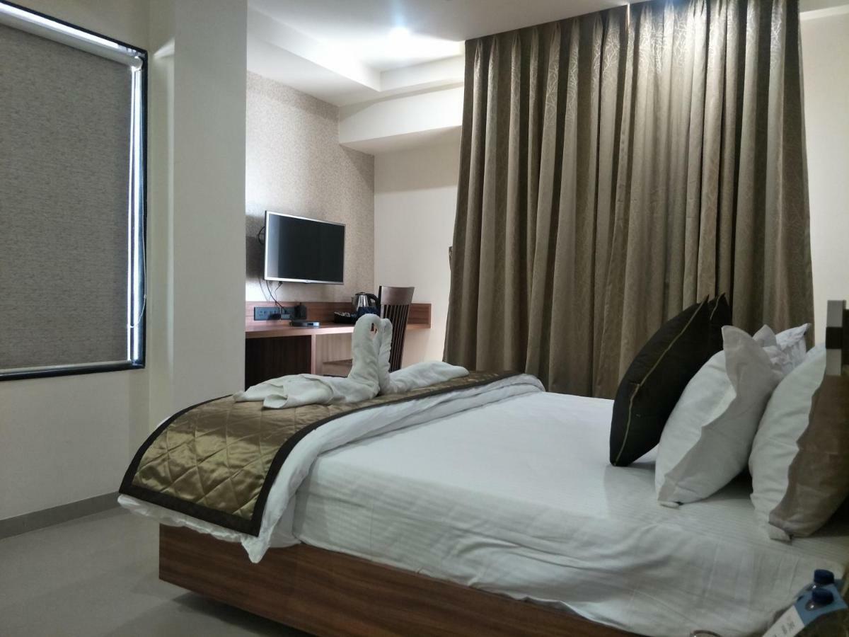 Kyriad Hotel Solapur By Othpl Eksteriør bilde