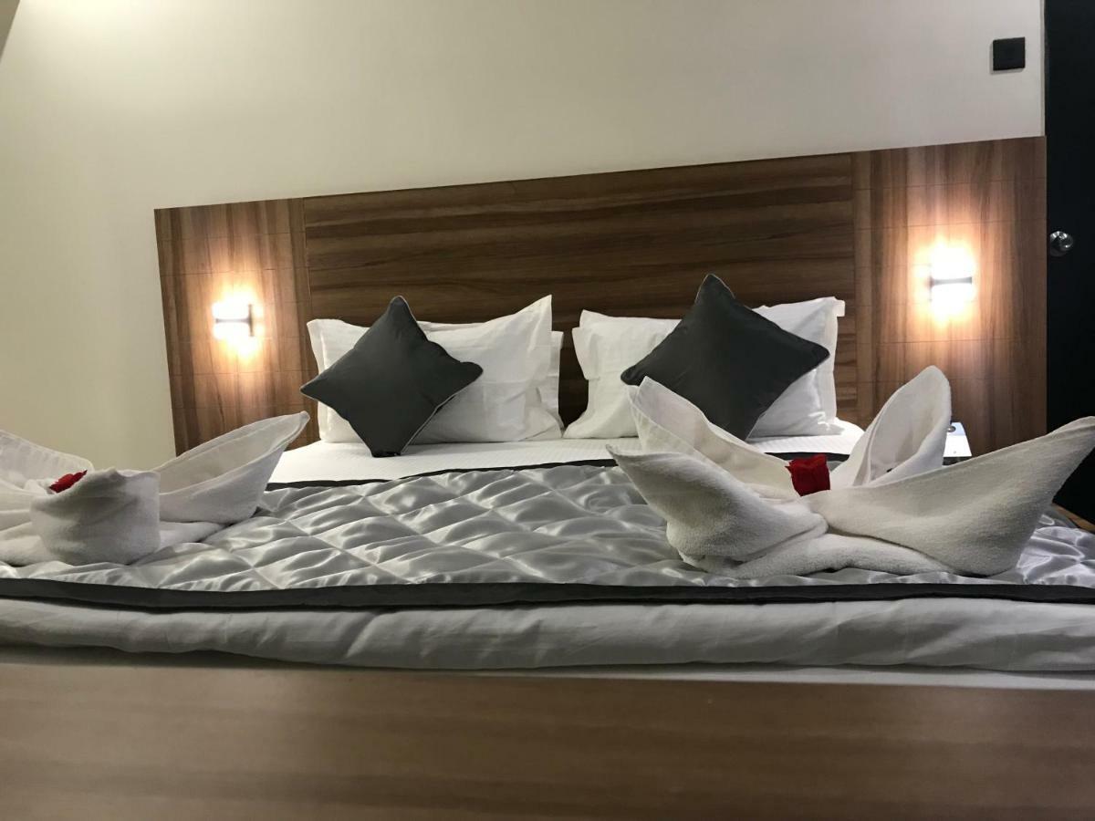 Kyriad Hotel Solapur By Othpl Eksteriør bilde