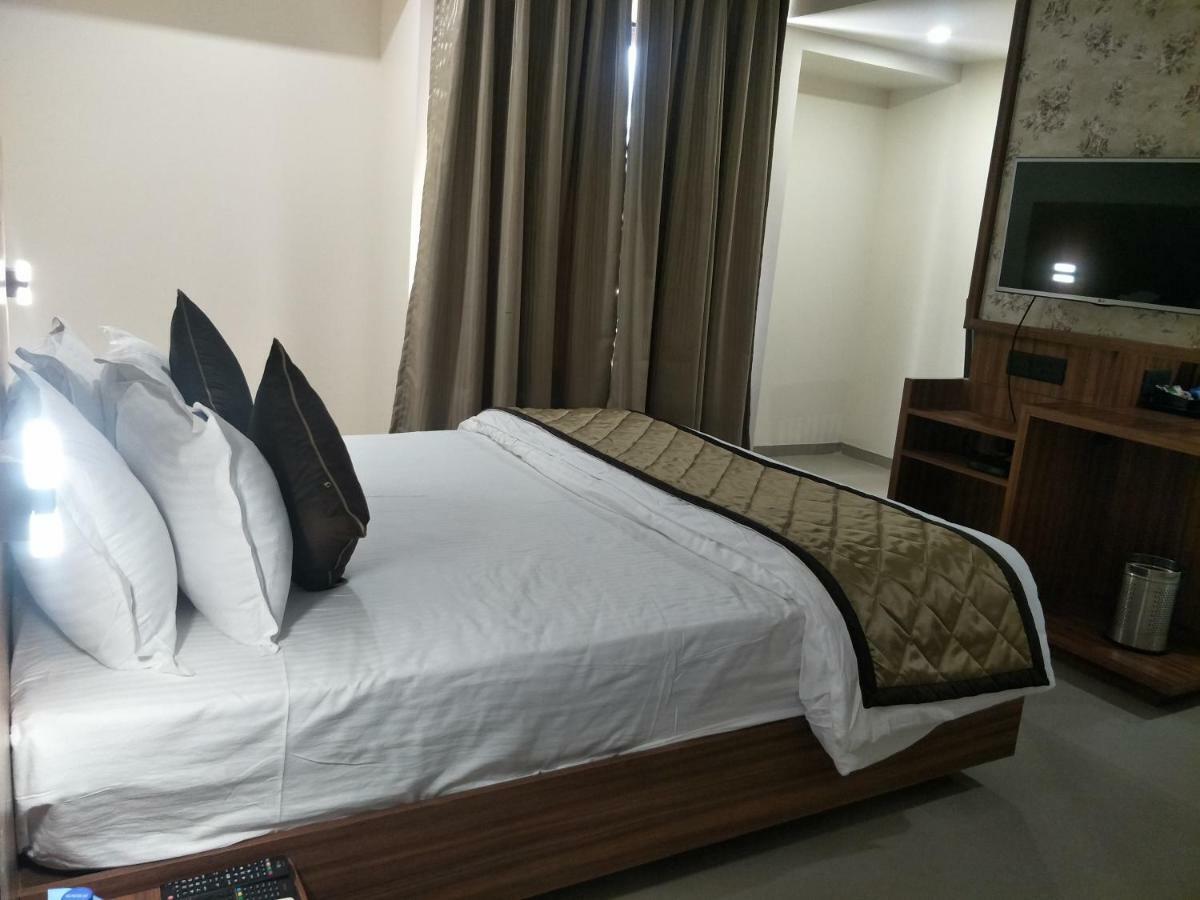 Kyriad Hotel Solapur By Othpl Eksteriør bilde