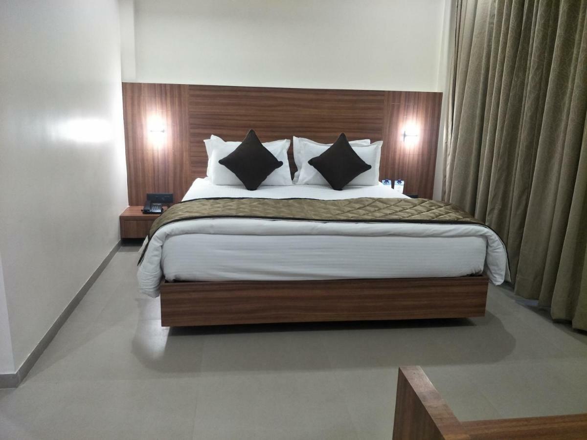 Kyriad Hotel Solapur By Othpl Eksteriør bilde