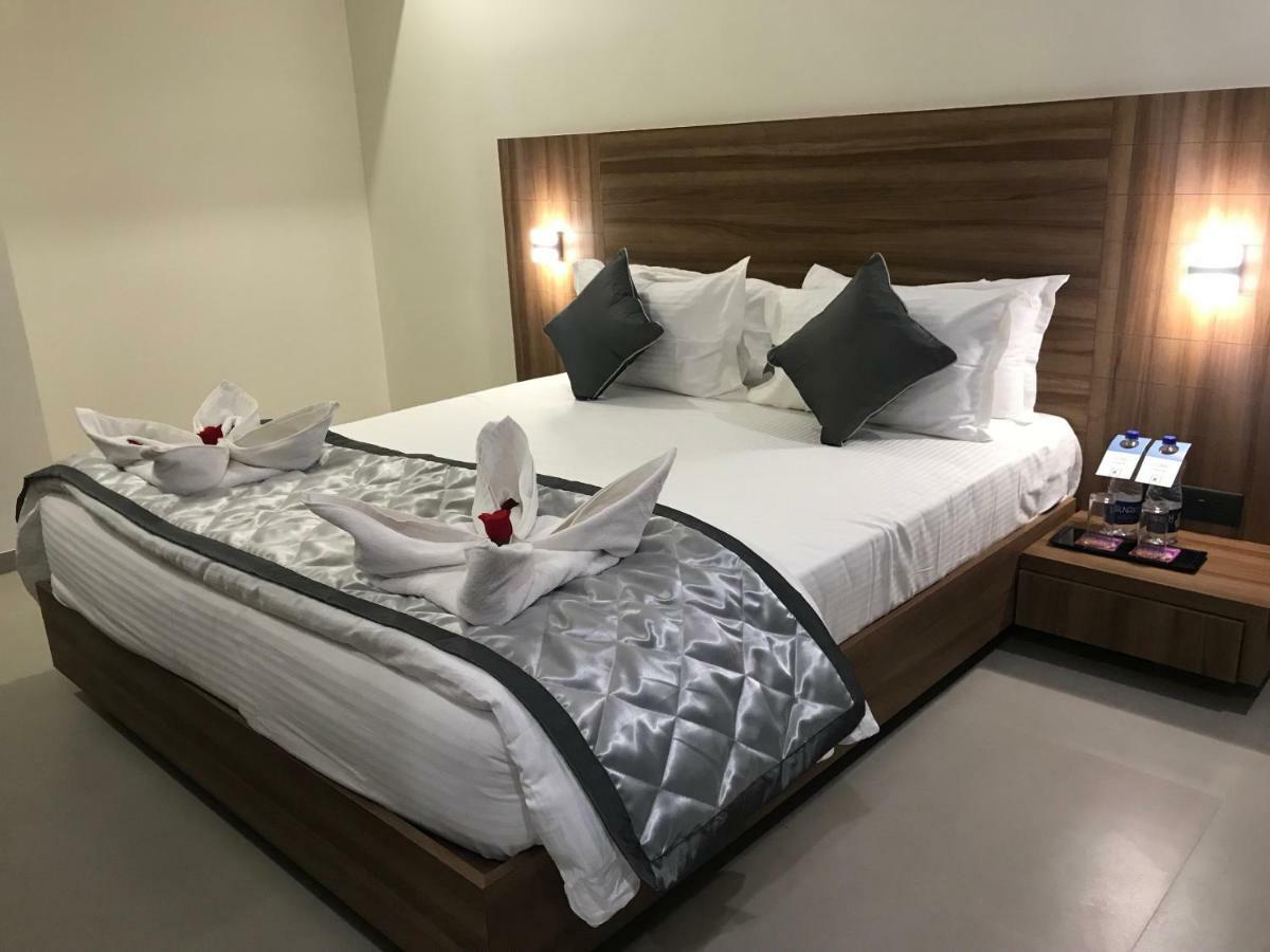 Kyriad Hotel Solapur By Othpl Eksteriør bilde