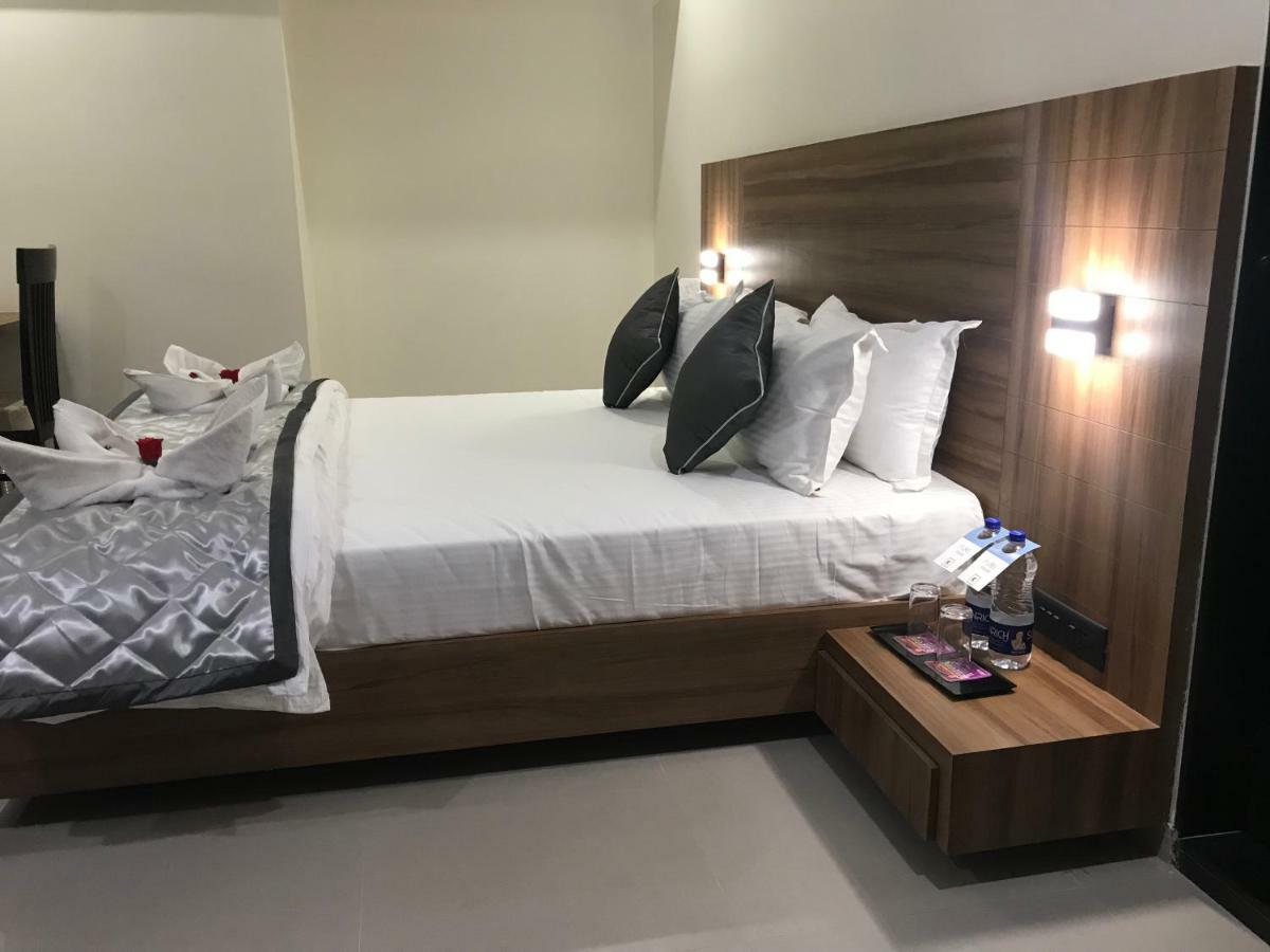Kyriad Hotel Solapur By Othpl Eksteriør bilde